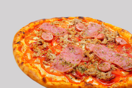 在木板上的披萨 quattro fromaggi