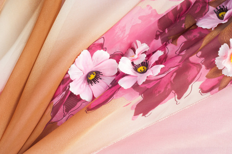 粉红色的织物镶嵌花。 纹理。 在摄影棚里拍照