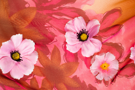 粉红色的织物镶嵌花。 纹理。 在摄影棚里拍照