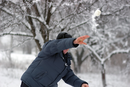 男子扔雪球