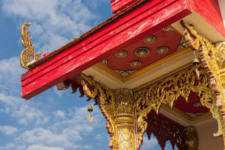 泰国寺庙屋顶与蓝蓝的天空，泰国