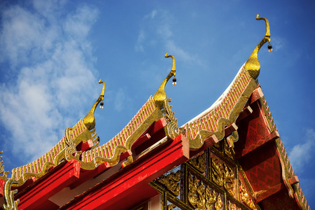 泰国寺庙屋顶与蓝蓝的天空，泰国