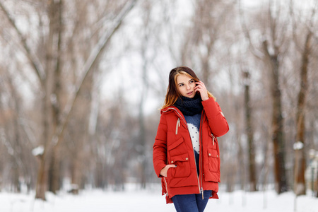 一个漂亮的女孩在冬季公园的肖像