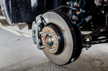 前轮采用盘式制动器中更换新轮胎的车上。的