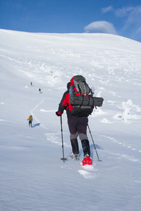 在山里徒步旅行带着背包和帐篷雪的冬天