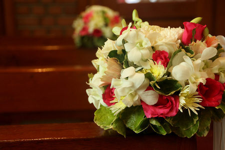 美丽的花朵装饰在教堂的婚礼