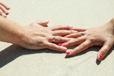 新娘和新郎的手指上的结婚戒指