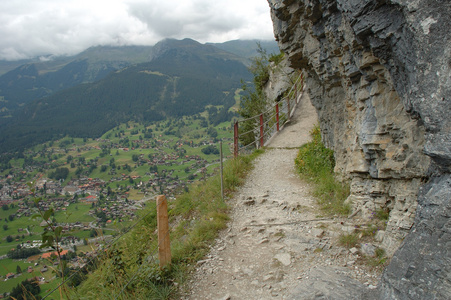 格林德沃在瑞士的阿尔卑斯山附近的山中小径