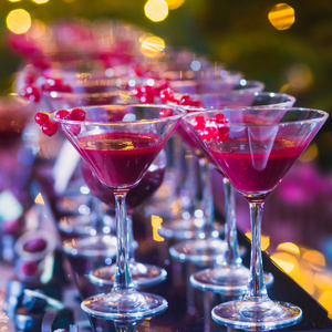 美丽的线的不同彩色鸡尾酒，圣诞晚会 龙舌兰酒，马提尼酒，伏特加，和其他装饰餐饮花束桌子露天派对上的烟