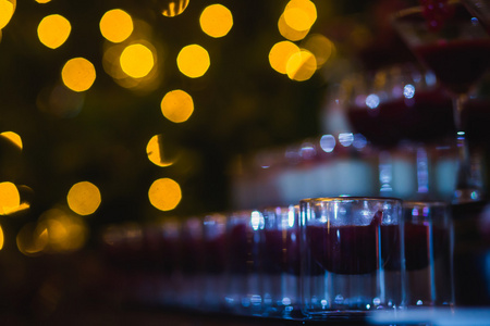 美丽的线的不同彩色鸡尾酒，圣诞晚会 龙舌兰酒，马提尼酒，伏特加，和其他装饰餐饮花束桌子露天派对上的烟