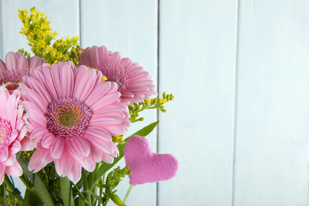 粉色非洲菊的花束图片