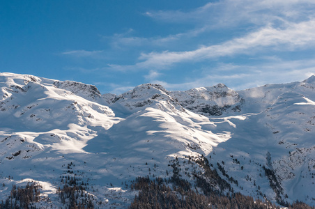 在圣莫里兹的高山阿尔卑斯山风景。美丽的冬天观阳光灿烂的日子