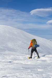 在山里徒步旅行带着背包和帐篷雪的冬天