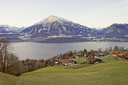 冬季在瑞士阿尔卑斯山附近的图恩湖