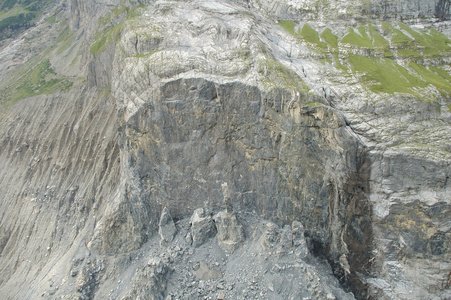 倒塌的岩石附近在瑞士因特拉肯