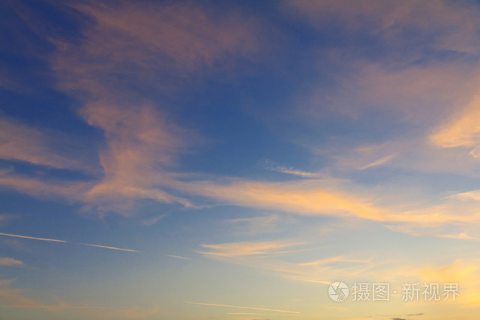 蓝蓝的天空的蓬松云散