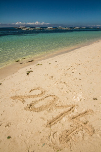 宁静的阿洛纳海滩与 2014 书面在沙菲律宾