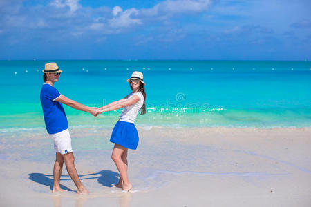 这对幸福的夫妇在加勒比海海滩度假玩得很开心