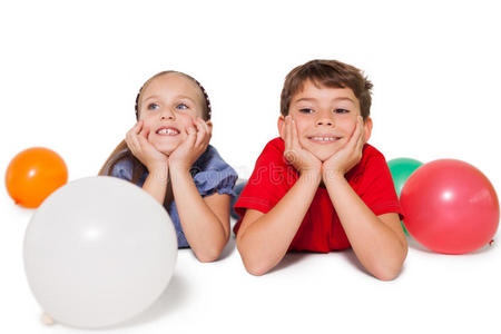 快乐的孩子们拿着气球微笑