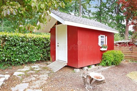 后院的鲜红色棚屋