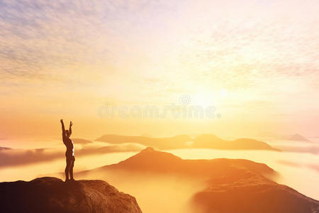 幸福的人举起双手站在云端的世界之巅。光明的未来