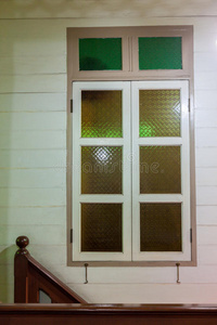 彩色玻璃复古木窗
