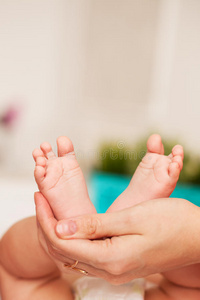 新生婴儿的脚放在女性手上