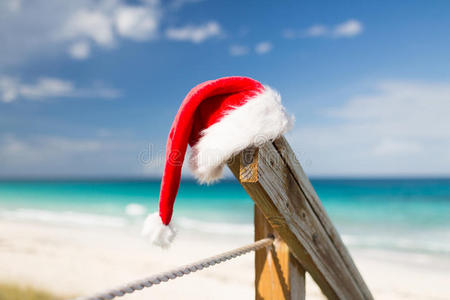 海滩上圣诞老人帽的特写镜头