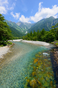 日本长野kamikochi的azusa河和hotaka山脉