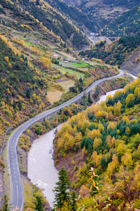 山脚下的公路