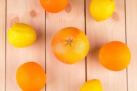 木质背景上的新鲜橘子和柠檬