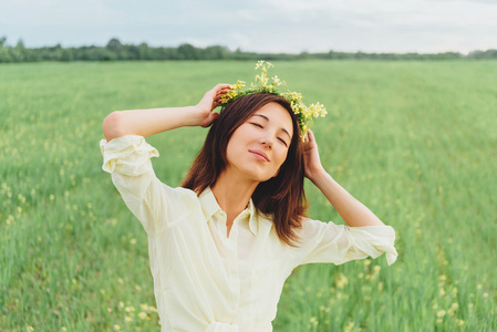 鲜花花圈的女人