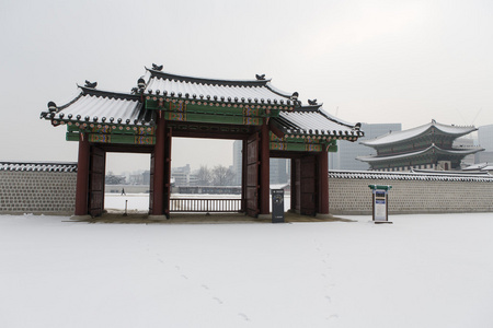 美丽的景福宫的灵魂，韩国下大雪，冬天