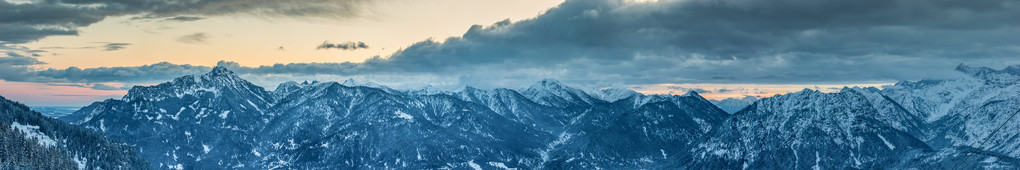 奥地利雪山峰在冬天的全景
