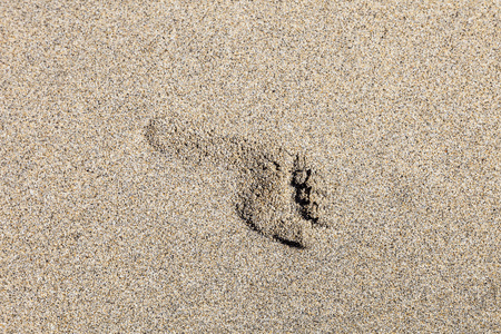 人类的脚步在沙滩的沙