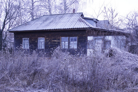 涵盖的白霜的老农村房子