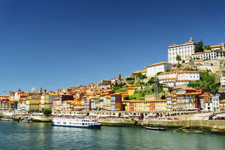 杜罗河和葡萄牙波尔图历史中心的看法