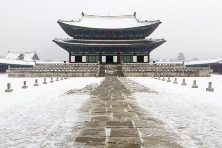 美丽的景福宫的灵魂，韩国下大雪，冬天