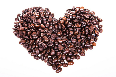 从咖啡豆隔离在白色背景上的心
