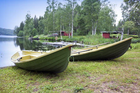 森林湖岸上的小船