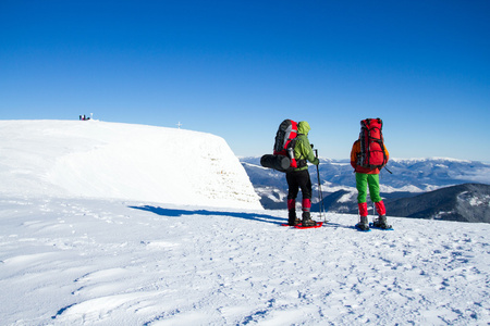 在山里徒步旅行带着背包和帐篷雪的冬天