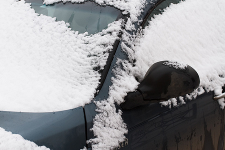 在雪下的车