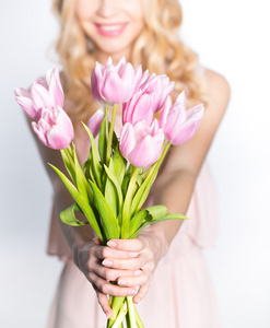 女人与郁金香花束