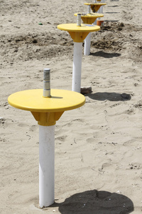 在海滩上的伞架
