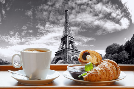 反对在巴黎，法国的埃菲尔铁塔的羊角面包咖啡