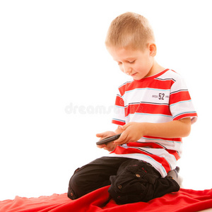 小男孩在智能手机上玩游戏