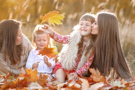 一个美好的家庭，在秋天的肖像