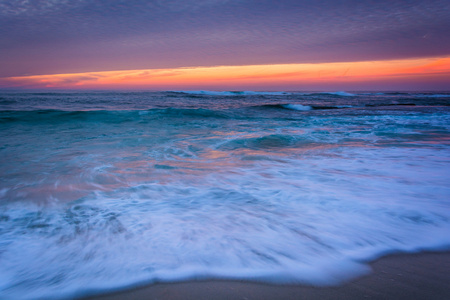 日暮时分，在加利福尼亚州拉霍亚太平洋海洋里的波浪