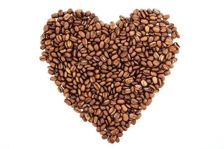 咖啡豆在心的形状。白色背景上孤立的咖啡豆。烘焙过的咖啡豆，可以用作背景