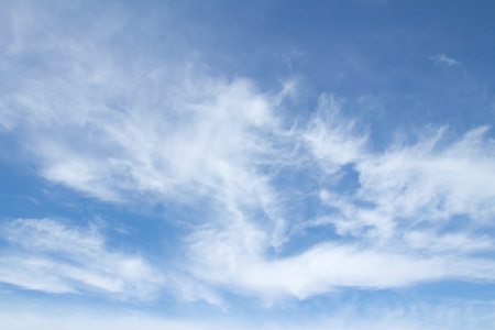 纤维状的白云和蓝天
